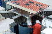 Vibrationstest Satellit auf Shaker Ingenieur